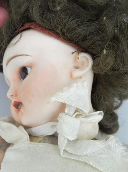 null Lot de trois poupées en mauvais état.
- dont deux, tête porcelaine "Mazarine",...