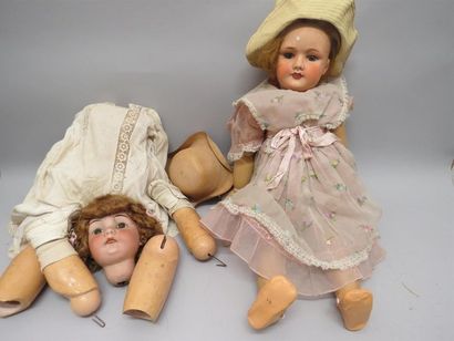 Lot de deux poupées accidentées vendues pour...