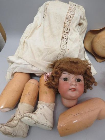 null Lot de deux poupées accidentées vendues pour leur corps :
- Corps SFBJ - Taille...