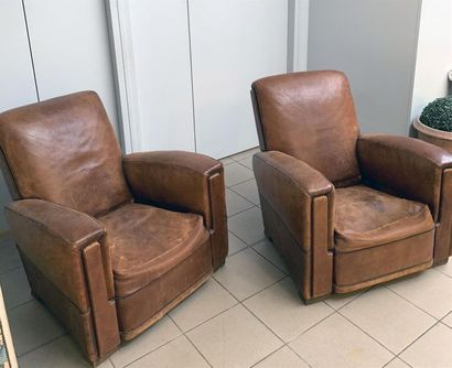 null Paire de fauteuils "Club"en cuir.
Vers 1940