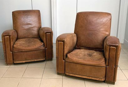 null Paire de fauteuils "Club"en cuir.
Vers 1940