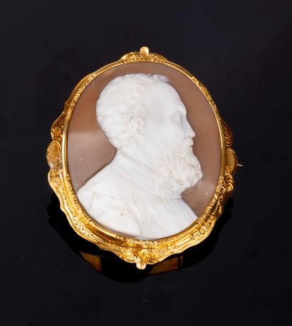  Broche camée, à monture en or 750/1000e (soit 18 carats), présentant le portrait... Gazette Drouot