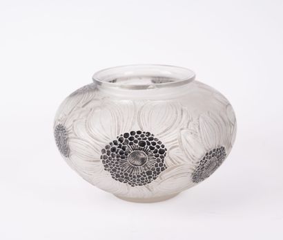  René LALIQUE (1860 - 1945), Pressed molded glass vase, partially enameled in black,... Gazette Drouot