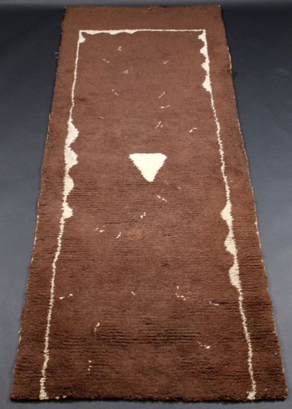  
Pierre LEGRAIN (1888 – 1929)




Tapis en laine marron à décor de motifs géométriques... Gazette Drouot