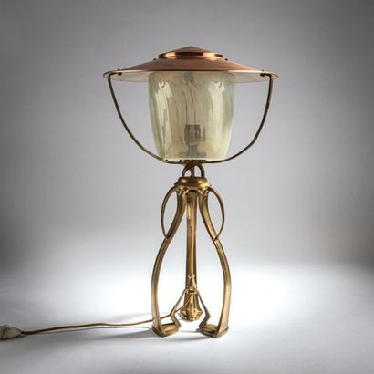  Henry van de Velde, Table light 'F-2', 1897, h. 48.5 cm, Ø 29 cm. Brass, copper,... Gazette Drouot