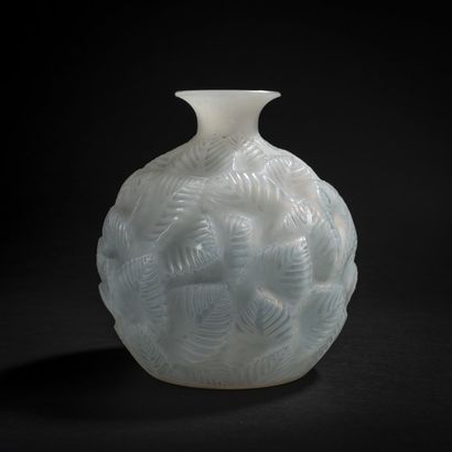 René LALIQUE René Lalique , Vase 'Ormeaux' ou 'Feuillages', 1926, H. 16,6 cm. Exécution... Gazette Drouot