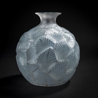 René LALIQUE René Lalique , Vase 'Ormeaux' ou 'Feuillages', 1926, H. 16,6 cm. Exécution... Gazette Drouot