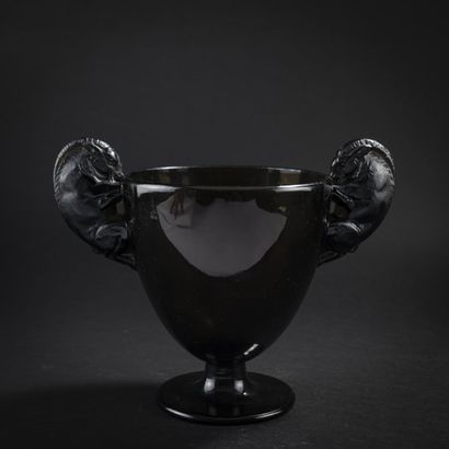 René LALIQUE René Lalique , Vase 'Béliers', 1925, H. 18,8 cm. Exécution : René Lalique,... Gazette Drouot