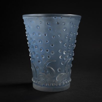 René LALIQUE René Lalique, Vase 'Ajaccio', 1938, H. 20 cm. Verre transparent, moulé,... Gazette Drouot