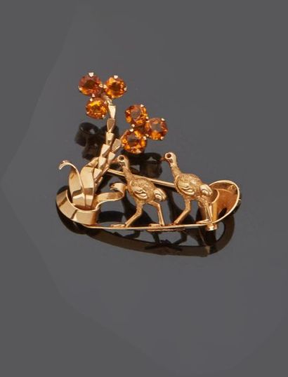 null Broche en or jaune 18 k (750 millièmes) à décor de deux autruches et palmiers...