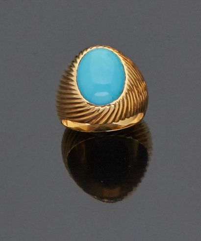 null 18 k (750 thousandths) yellow gold ring with fluted pattern set with a turquoise...