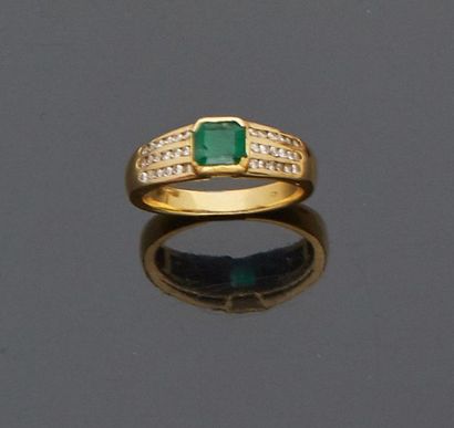 null 18 k (750 thousandths) yellow gold ring set with an emerald set with three lines...