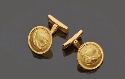 null Pair of 18 k (750 thousandths) yellow gold cufflinks decorated with a raised...