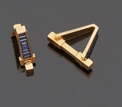 null Pair of triangular 18 k (750 thousandths) yellow gold cufflinks, one side set...