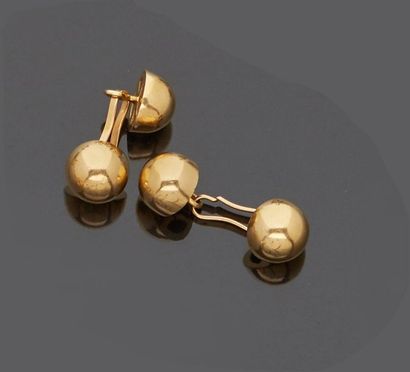 null Pair of 18 k (750 thousandths) yellow gold cufflinks in the shape of half-spheres....