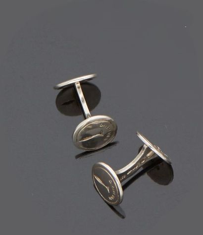 null DINH VAN

Pair of silver cufflinks with pins on them.

Signed, goldsmith's stamp.

Weight:...