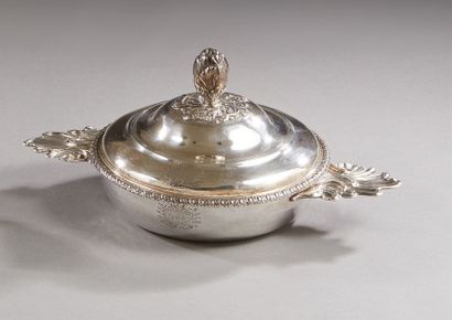 null PARIS 1747 - 1748
Covered bowl, the rim moulded with eggs and interlacing, the...