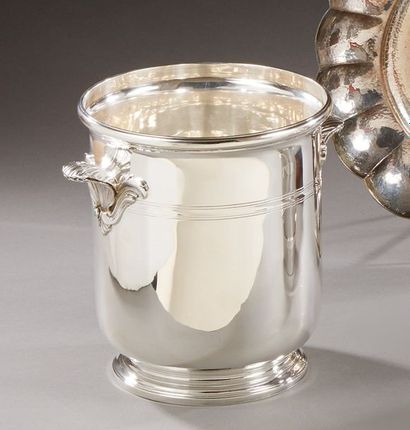 null PUIFORCAT

A large silver bucket to refresh in the taste of the 18th century,...