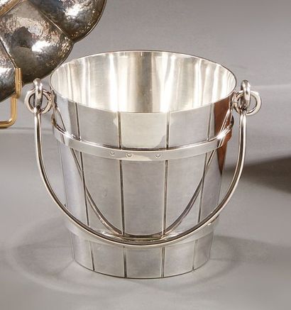 null Silver plated metal ice bucket imitating a wooden bucket, a handle.

Height:...