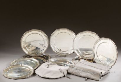 null PUIFORCAT Paris

Set of 10 silver plates with scrolled edges decorated with...