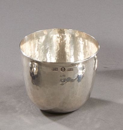 null Large and heavy hammered silver curon.

Work probably Finnish

Height: 6 cm...