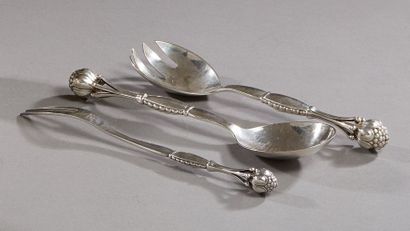 null Georg JENSEN

Three silver service cutlery with an animated decoration of gadroons...