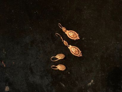 null Two pairs of 18 k yellow gold earrings (accident at one).
Late 19th century...