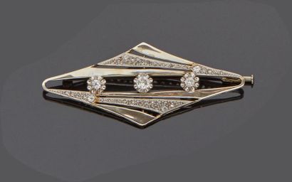 null 18 k (750 thousandths) white gold diamond brooch with geometric openwork decoration,...