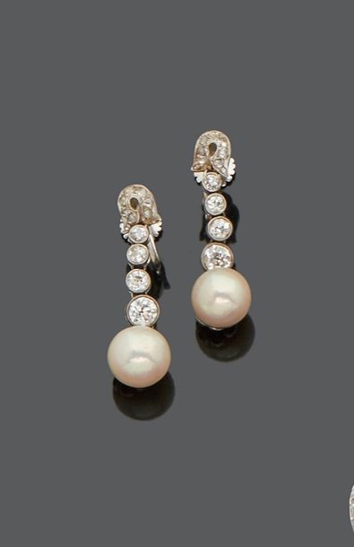 null Pair of 18 k (750 thousandths) white gold earrings each adorned with a pearl...