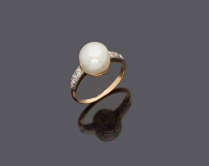 null 18 k (750 thousandths) yellow gold ring and platinum set with a round thin pearl...