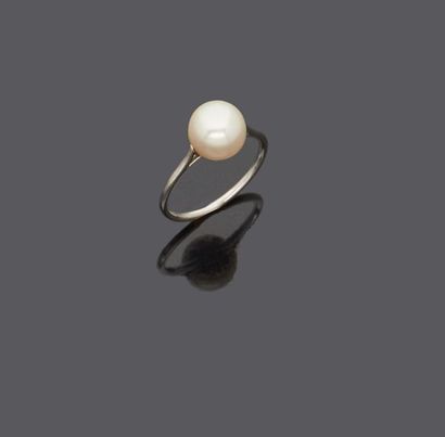 null VEVER brothers

Platinum ring set with a thin button-shaped pearl.

Hallmark...