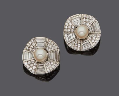 null Paire de boucles d'oreilles en or gris 18 k (750 millièmes) et platine serties...