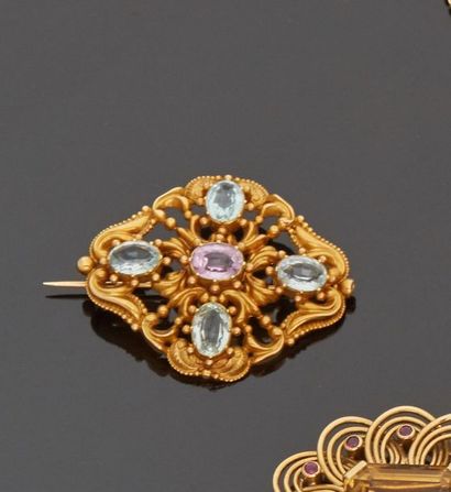 null 18 k (750 thousandths) yellow gold brooch in a losanitary shape decorated with...
