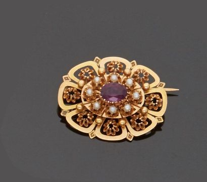 null 18 k (750 thousandths) yellow gold oval brooch with openwork floral decoration...