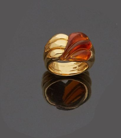 null 18 k (750 thousandths) yellow gold ring set with an orange lemon in a decoration...