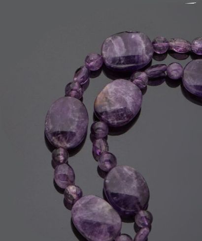 null Amethyst pearl necklace, 18 k (750 thousandths) yellow gold clasp.

Gross weight:...