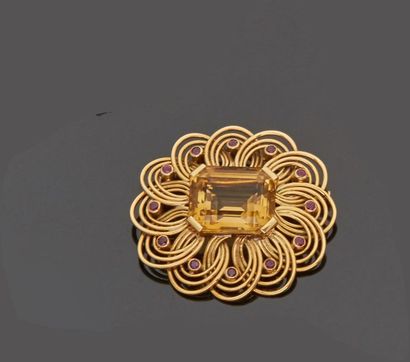 null 18 k (750 thousandths) yellow gold brooch decorated in the centre with a rectangular...
