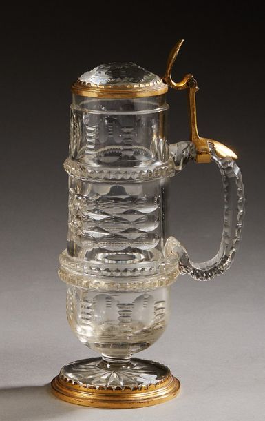 null ALLEMAGNE - XIXe siècle

Grande chope de forme allongée en cristal taillé, le...