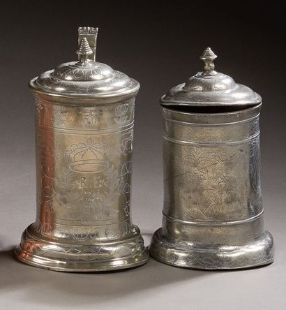 null Deux chopes en étain gravées de fleurs et fruits stylisés, l'une datée 1763...