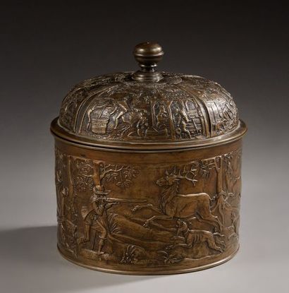 null ALLEMAGNE XVIIe siècle

Grand pot couvert en bronze à patine médaille, orné...