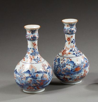 null CHINE - Epoque QIANLONG (1736 - 1795)

Paire de vases bouteilles à col légèrement...