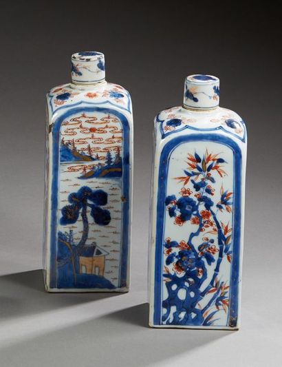 null CHINE - Epoque KANGXI (1662 - 1722)

Paire de bouteilles de forme carrée en...