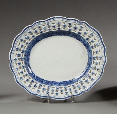 null CHINE

Petit plat oblong en porcelaine bleu-blanc ajourée à décor sur le marli...