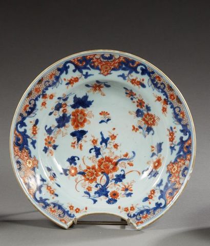 null CHINE - Epoque KANGXI (1662 - 1722)

Plat à barbe en porcelaine à décor en bleu...