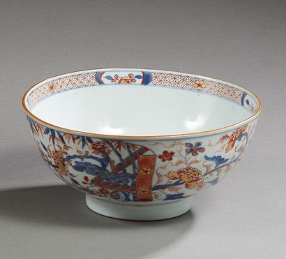 null CHINE - Epoque KANGXI (1662 - 1722)

Bol et petit présentoir chantourné en porcelaine...