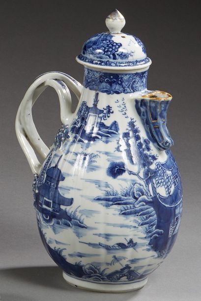 null CHINE - Epoque QIANLONG (1736 - 1795)

Verseuse pansue côtelée à décor en bleu...