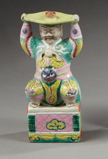 null CHINE - Epoque JIAQING (1796 - 1820)

Pique cierge en porcelaine émaillée polychrome...