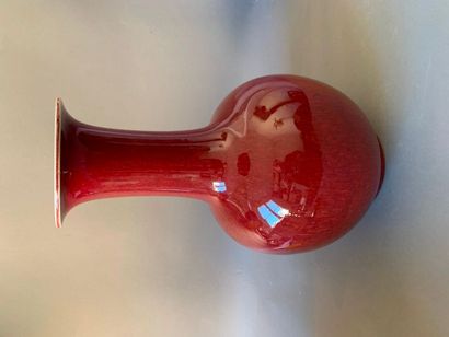 null Vase bouteille en porcelaine, de forme balustre à couverte rouge sang de boeuf....