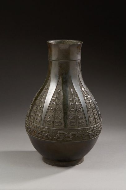 null JAPON - Début XXe siècle

Vase à panse, base en bronze à patine verte foncée...