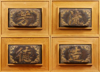 null Quatre idéogrammes chinois en bois sculpté et doré dans des encadrements en...
